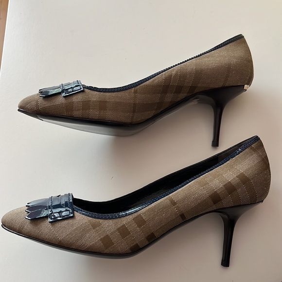 Brand new Burberry brown canvas and patent leather fridge detail pumps - Picture 5 of 10